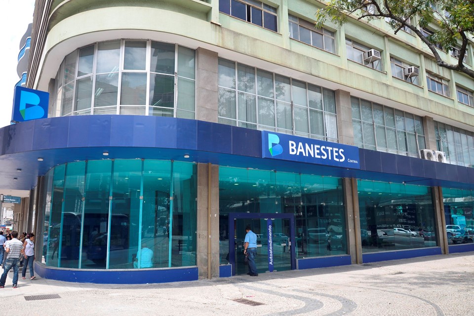 Cliente em atendimento no Feirão Zera Dívida Banestes renegociando financiamento na agência bancária no Espírito Santo.