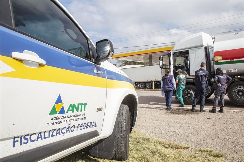 Agentes em fiscalização do transporte de cargas verificando as regras da ANTT Piso Mínimo.