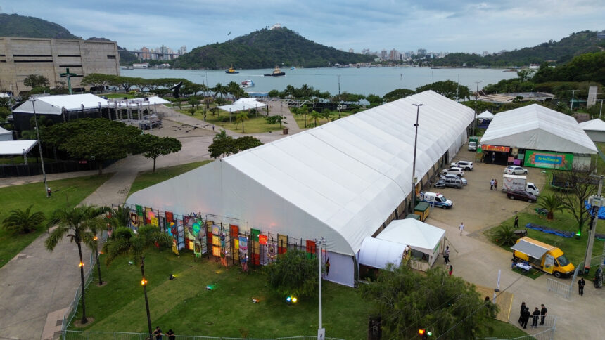 Estandes e público visitando a Feira Nacional do Artesanato ArteSanto 2026 na Praça do Papa em Vitória.