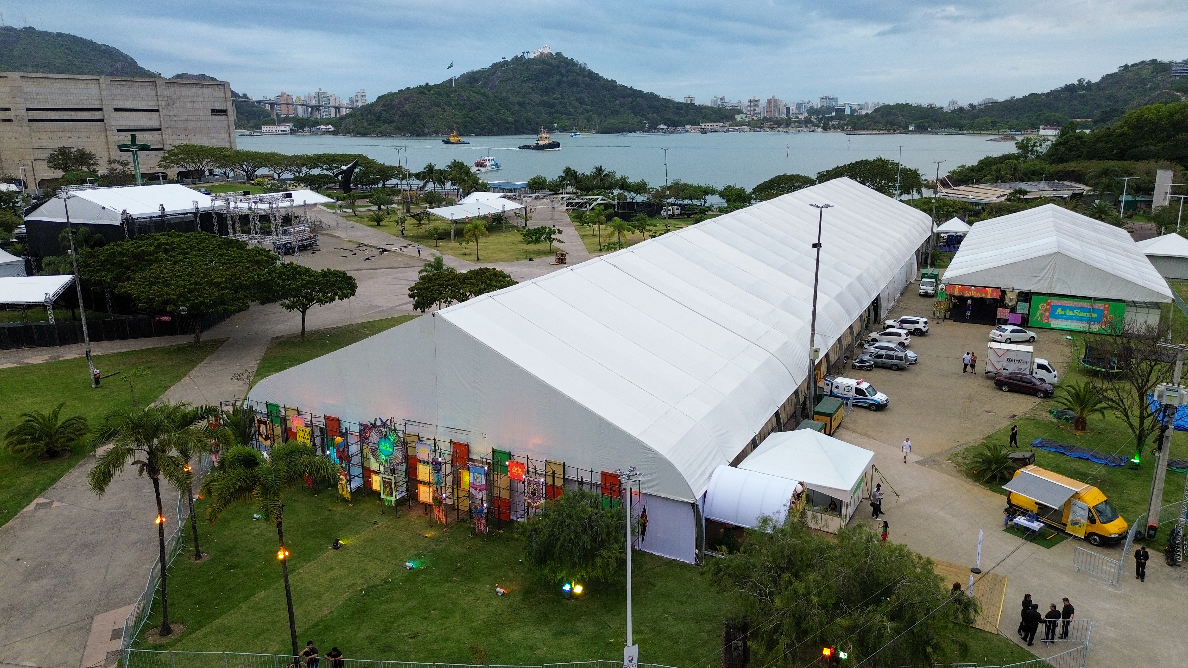 Estandes e público visitando a Feira Nacional do Artesanato ArteSanto 2026 na Praça do Papa em Vitória.