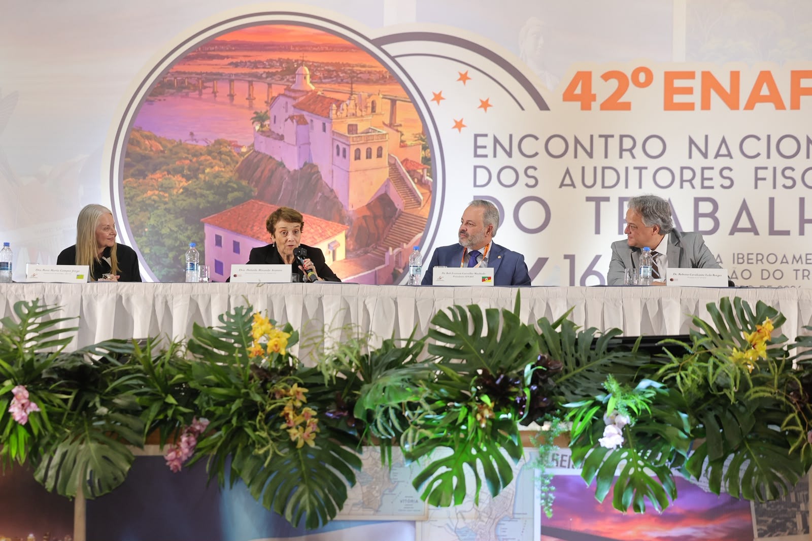 Auditores fiscais e palestrantes reunidos no auditório do Centro de Convenções de Vitória durante debate do ENAFIT.