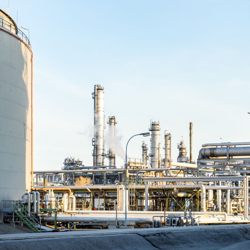 Instalações industriais que ilustram o aumento de pena para furto e roubo de combustíveis estabelecido por nova lei federal.