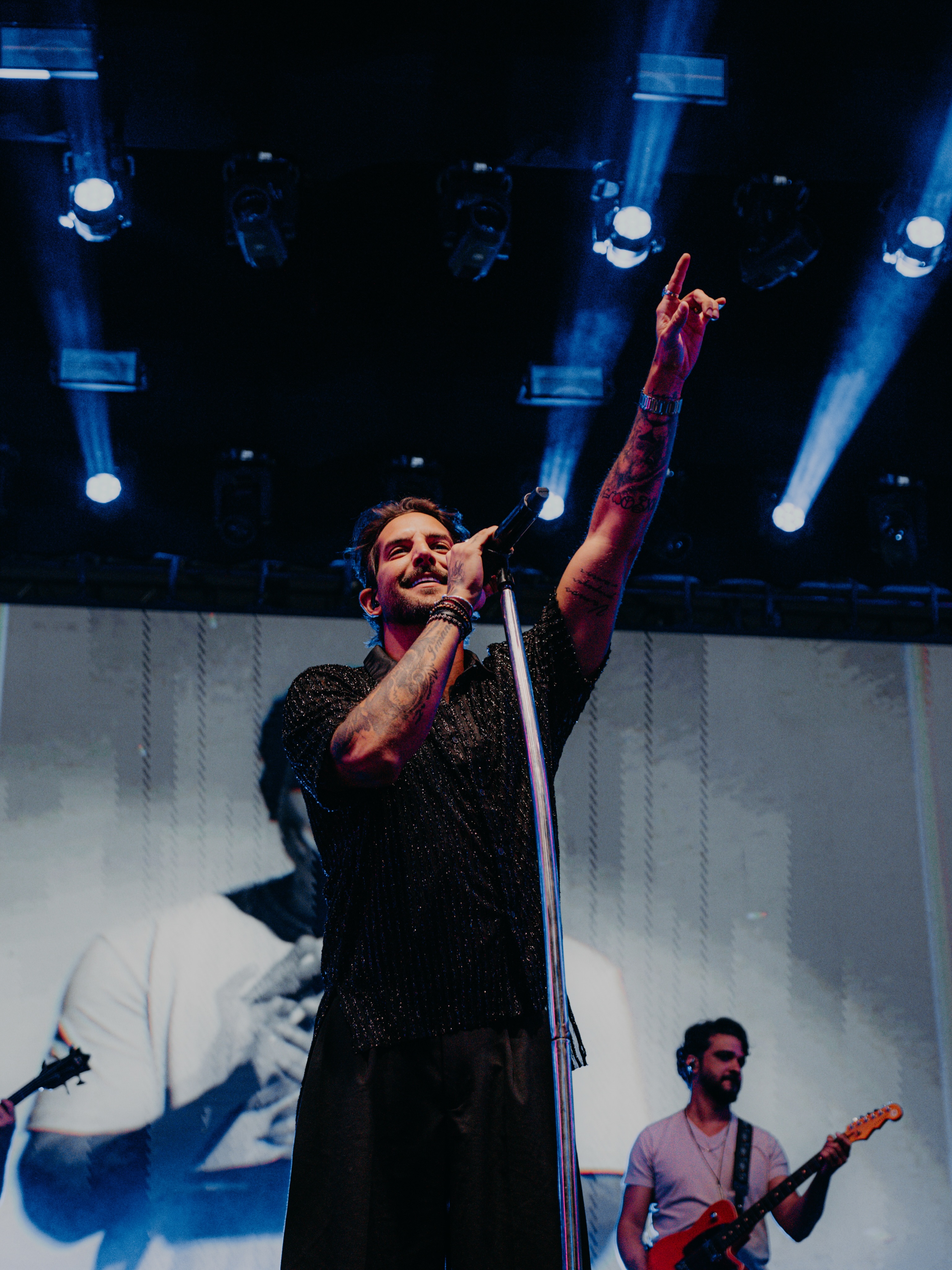 O cantor Felipe Pezzoni cantando no trio elétrico da Banda Eva durante show de axé.