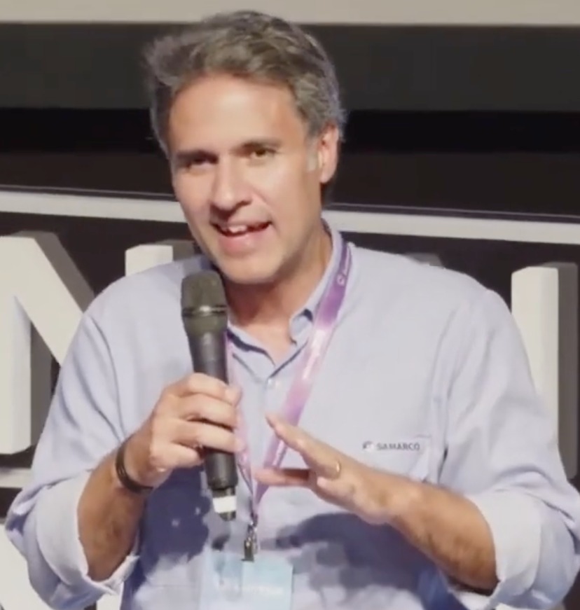 O gerente de Desenvolvimento e Inovação da Samarco, Bruno Pimentel, discursando sobre sua visão de inovação, mineração da Samarco e tecnologia