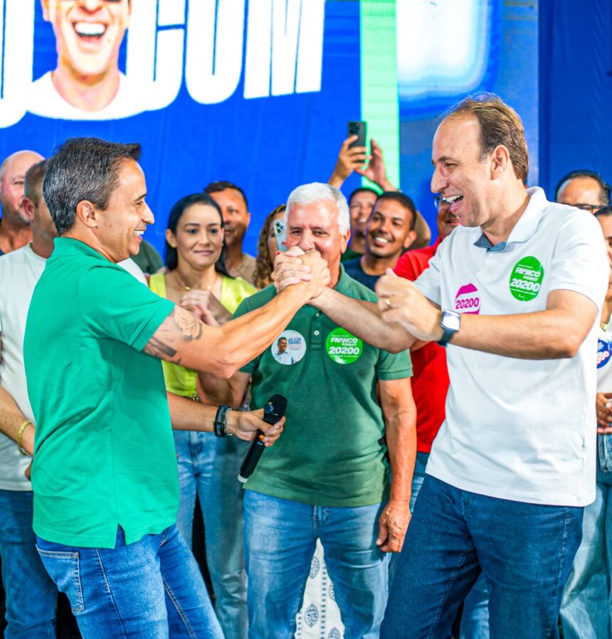 candidatura franco fiorot recebe apoio do prefeito Lucas Scaramussa durante evento politico no bairro Interlagos em Linhares