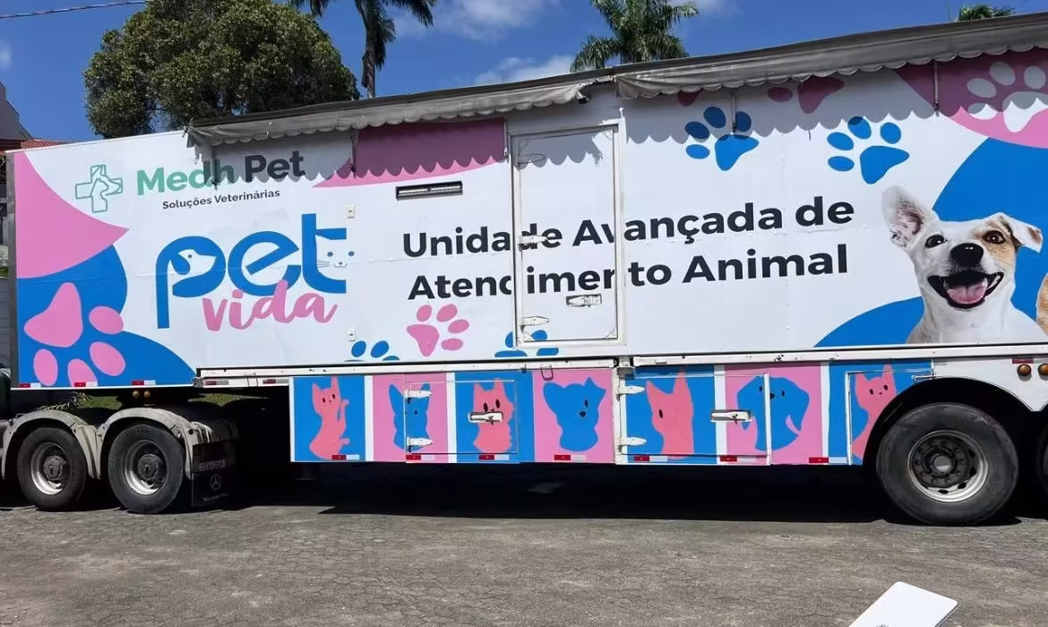 Atendimento veterinário na Carreta Pet Vida para castração gratuita em Alfredo Chaves.