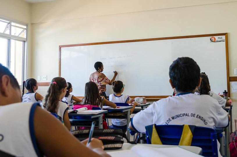 Professores reunidos acompanhando as chamadas do Concurso da Educação na Serra.