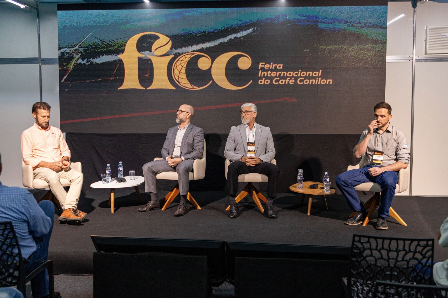 Lideranças do cooperativismo cafeeiro participam da abertura da FICC 2026 em São Mateus, no norte do ES.
