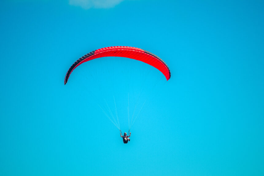 Pilotos disputando a Copa do Mundo de Parapente na Rampa do Monjolo em Baixo Guandu.