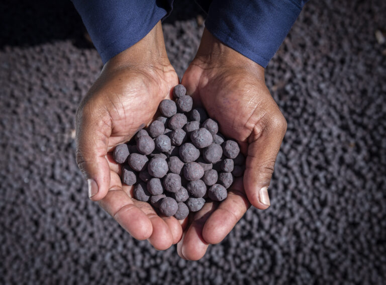crescimento industrial do Espirito Santo com pelotas de minério de ferro no setor extrativo.