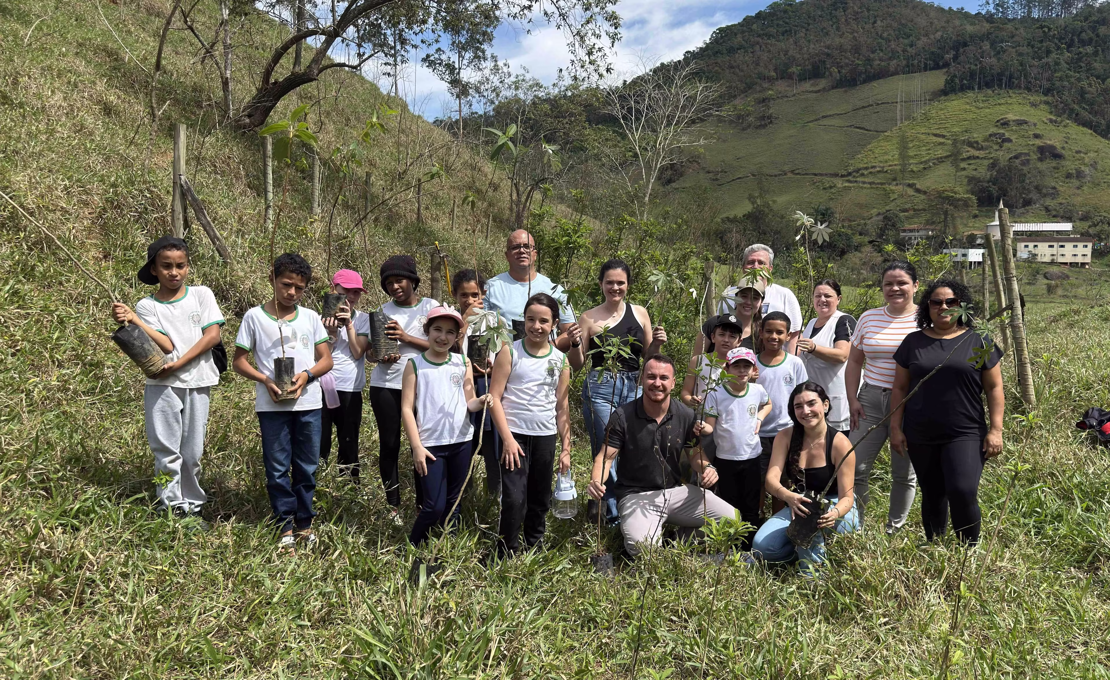 Estudantes participando do dia da arvore 2026 em Alfredo Chaves.