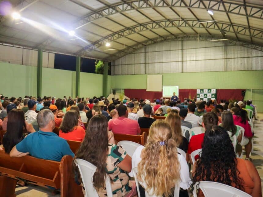 Reunião de cooperados e produtores de café da Cooabriel no Espírito Santo.