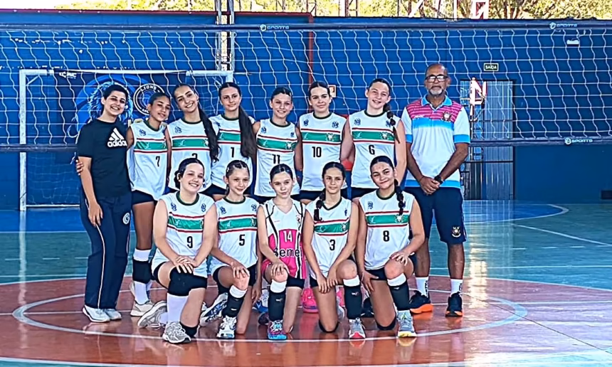 atletas de Alfredo Chaves comemoram no pódio o título da liga de voleibol em Vila Velha