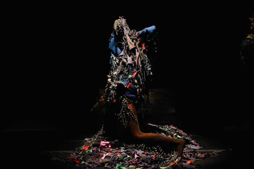 Apresentação do espetáculo de dança Célula no Theatro Carlos Gomes.