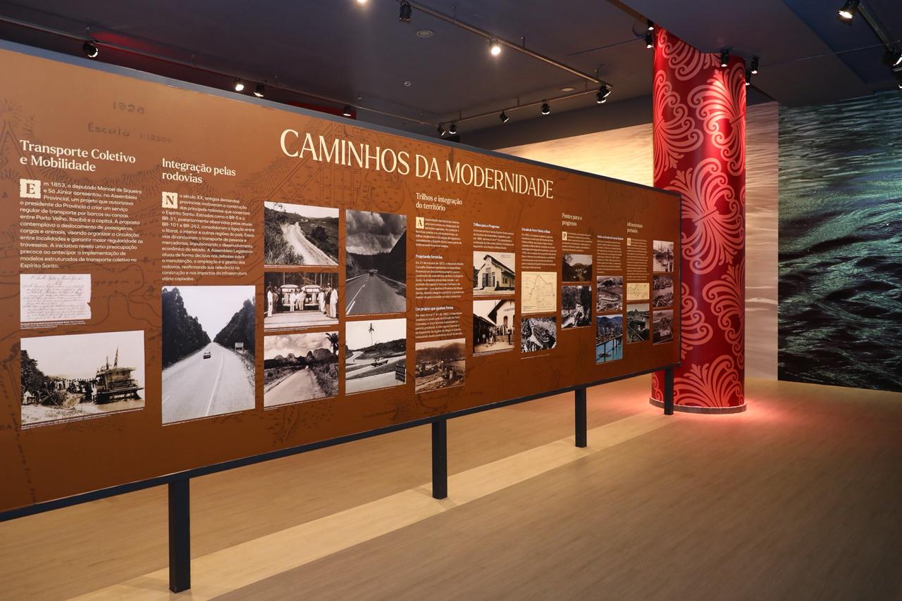 Entrada da Exposição 190 Caminhos da Cidadania na Assembleia Legislativa em Vitória - ES.