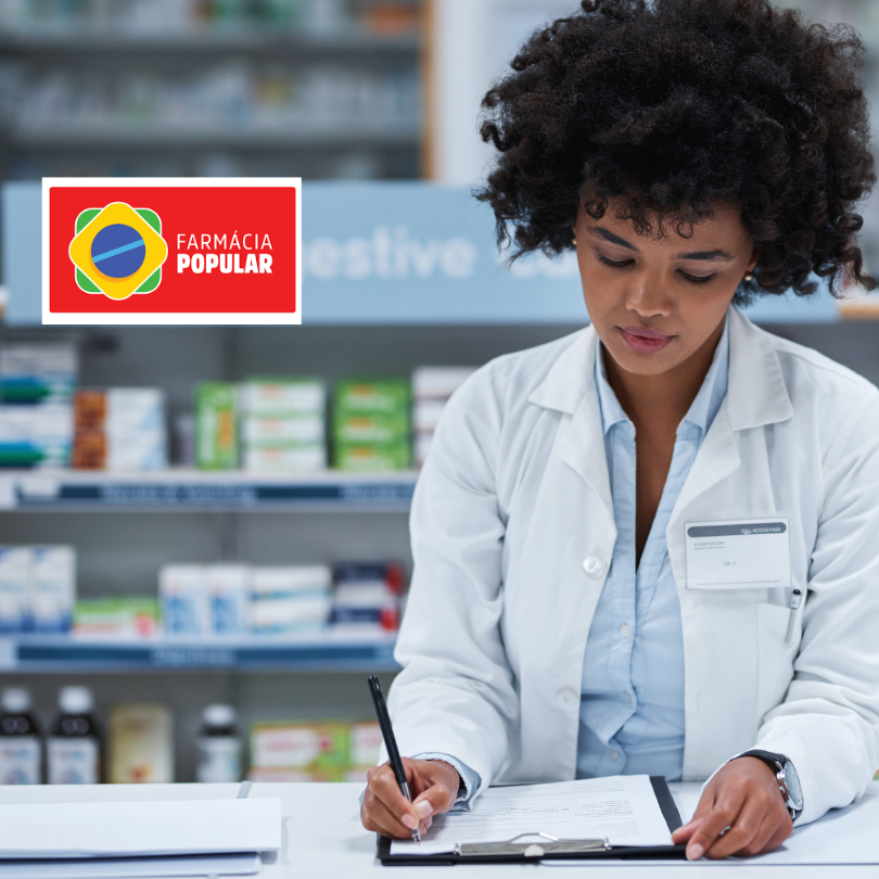 Atendimento no balcão da Farmácia Popular para entrega de medicamentos gratuitos pelo SUS.