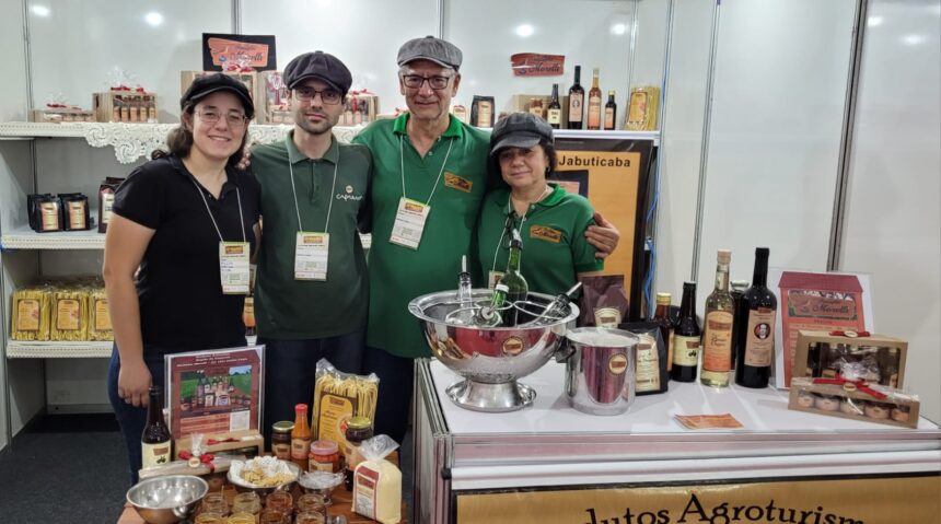 Feira da FEAFES reunindo produtores rurais com barracas de artesanato e alimentos na Praça do Papa.