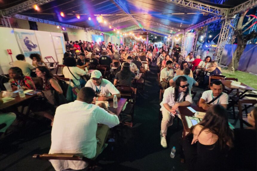Artistas e produtores participando das rodadas de negócios do Formemus em Vitória.