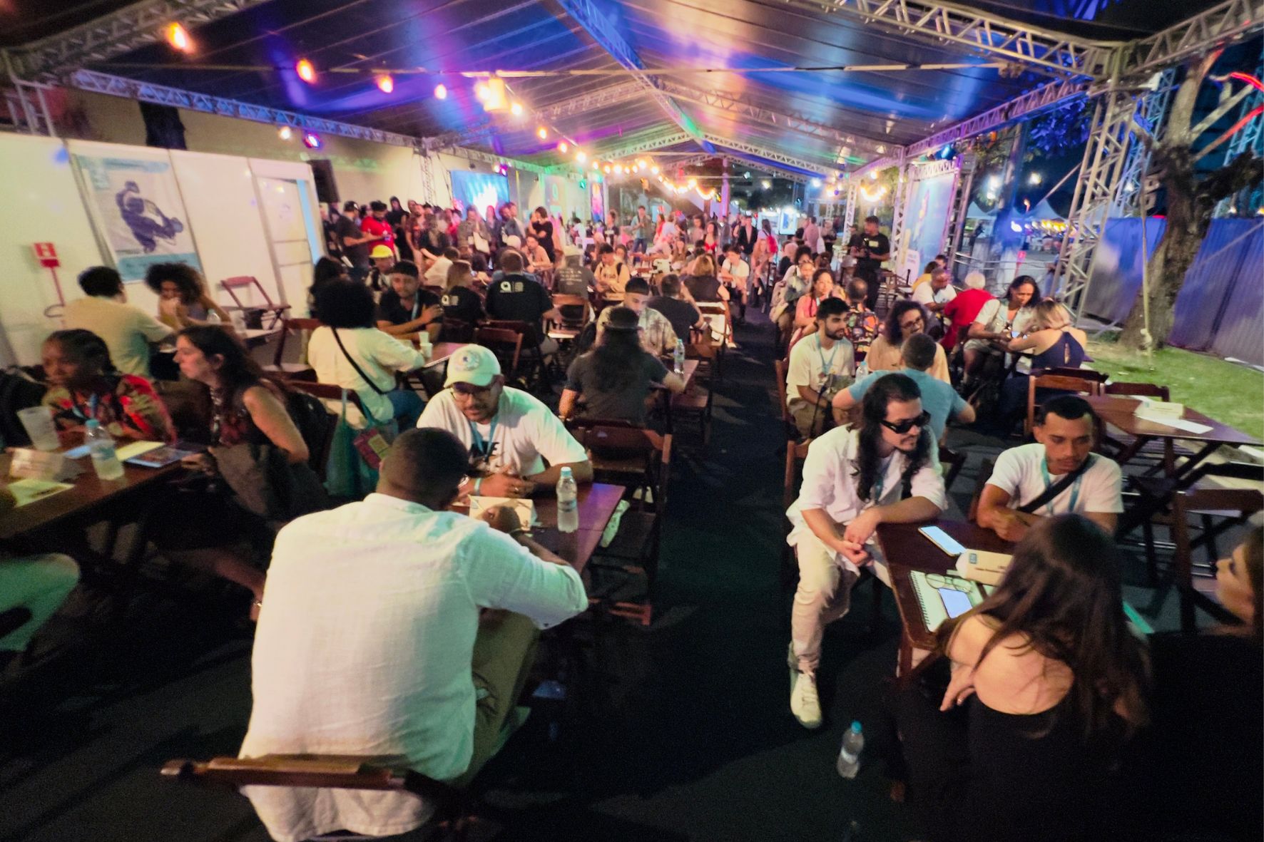 Artistas e produtores participando das rodadas de negócios do Formemus em Vitória.