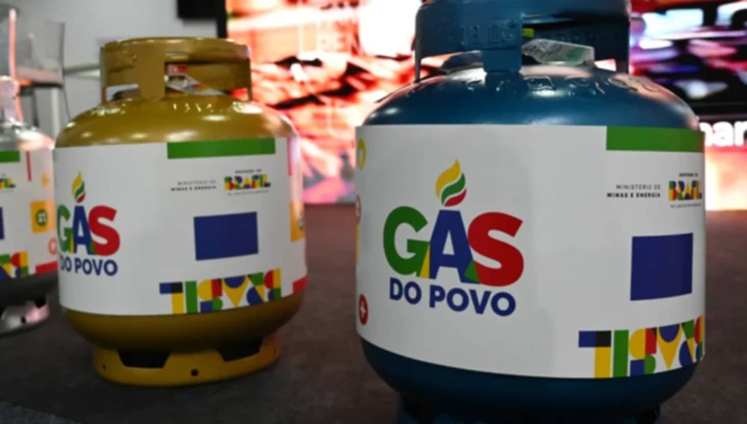Botijão de gás de cozinha de 13kg e maquina de cartão referente ao gás do povo benefício em revenda autorizada.