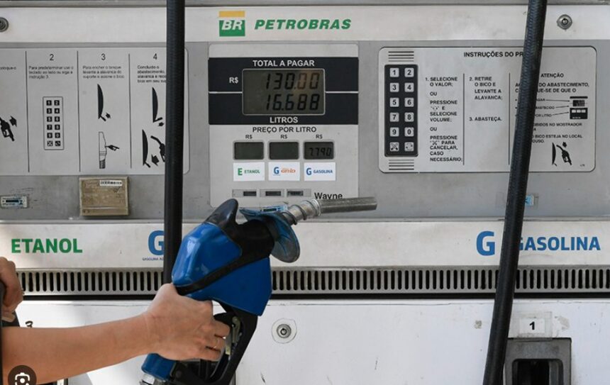 Bomba de combustível em posto enquanto o Governo Federal reduz tributos gasolina e etanol no Brasil.