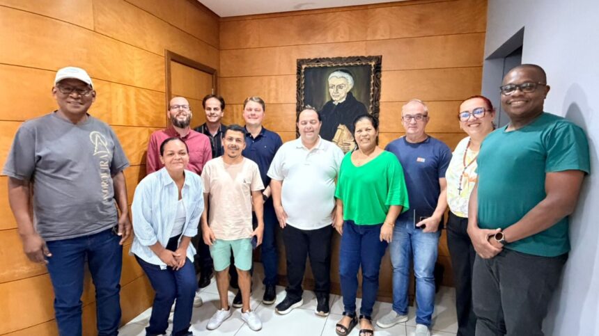 Reunião para definição das regras de criação do Hino Oficial de Anchieta na prefeitura municipal.