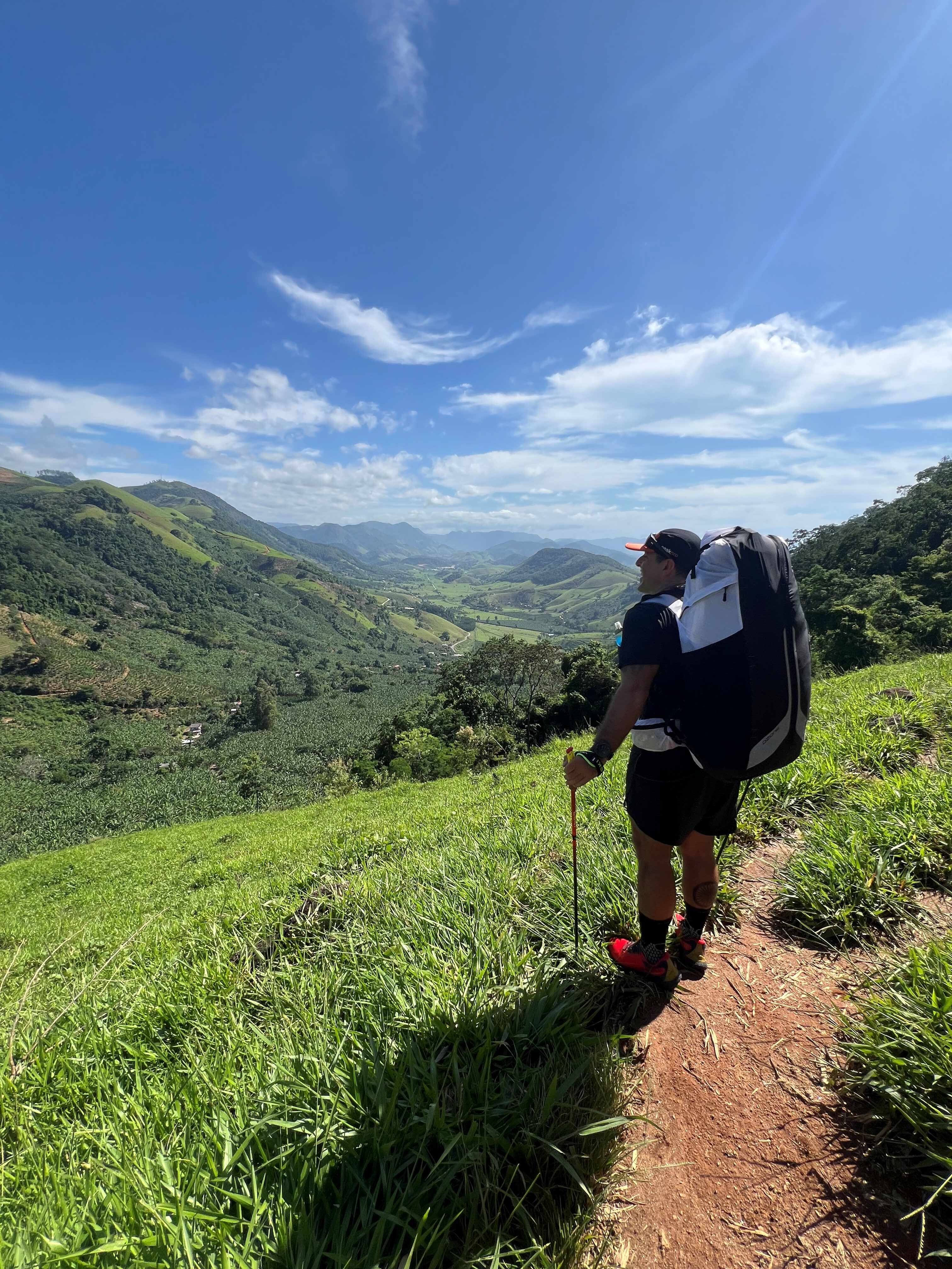 Atleta Lucas Porto praticando Hike and Fly com parapente decolando nas montanhas.