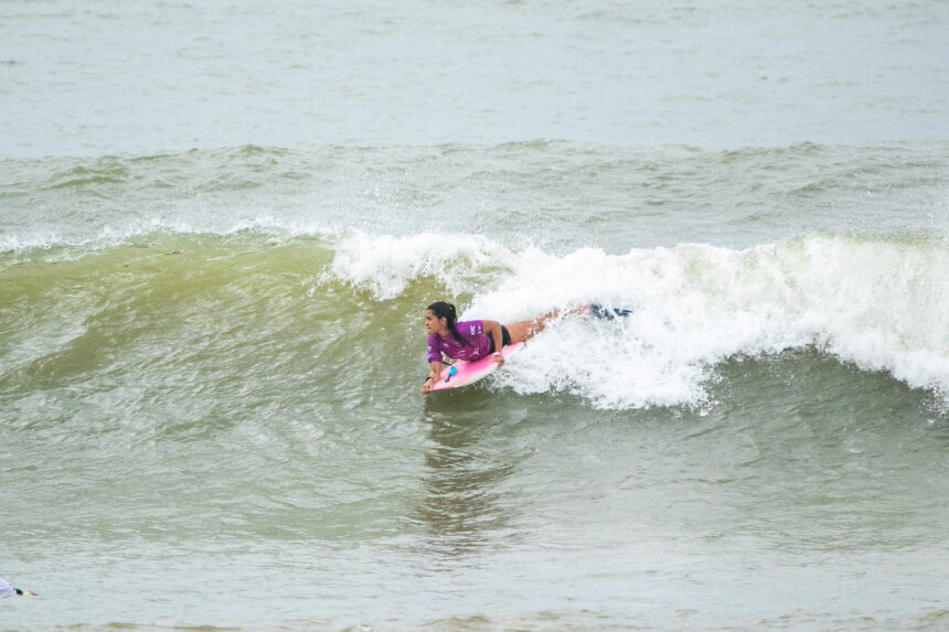 Bodyboarder Luna Hardman em ação durante bateria do Wahine Bodyboarding Pro.