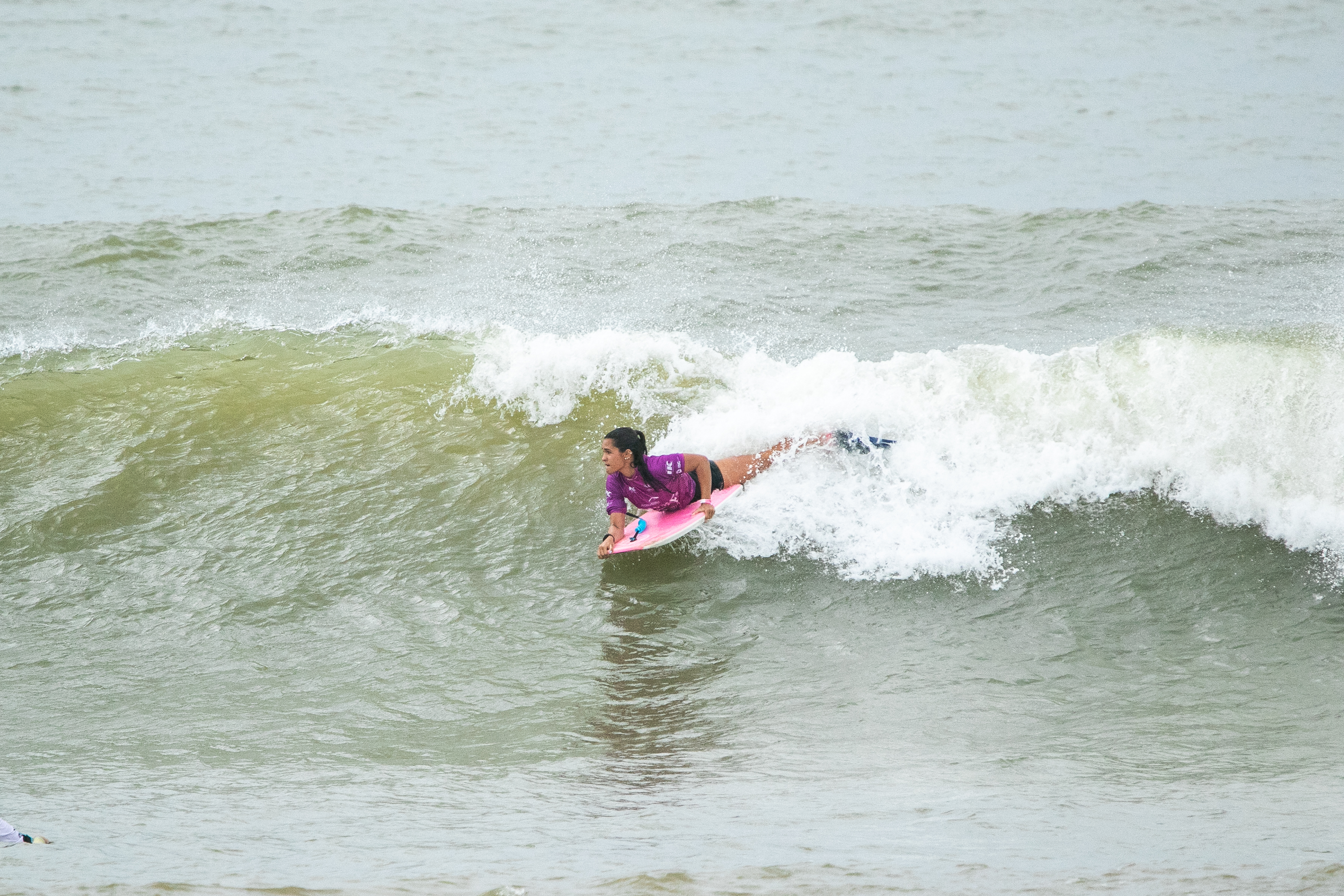 Bodyboarder Luna Hardman em ação durante bateria do Wahine Bodyboarding Pro.