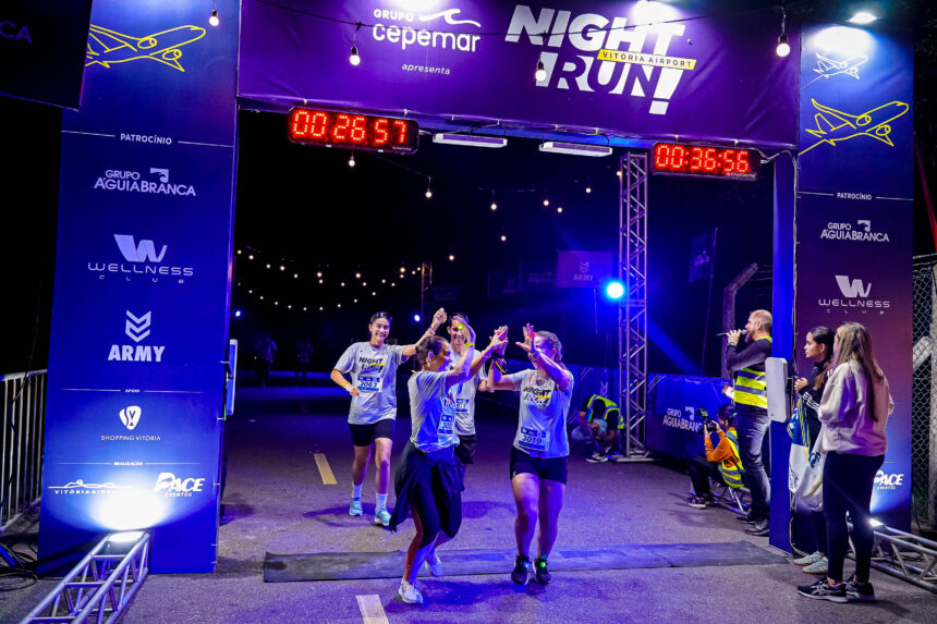 Atletas cruzando a linha de chegada referente à prova Night Run Vitória Airport.