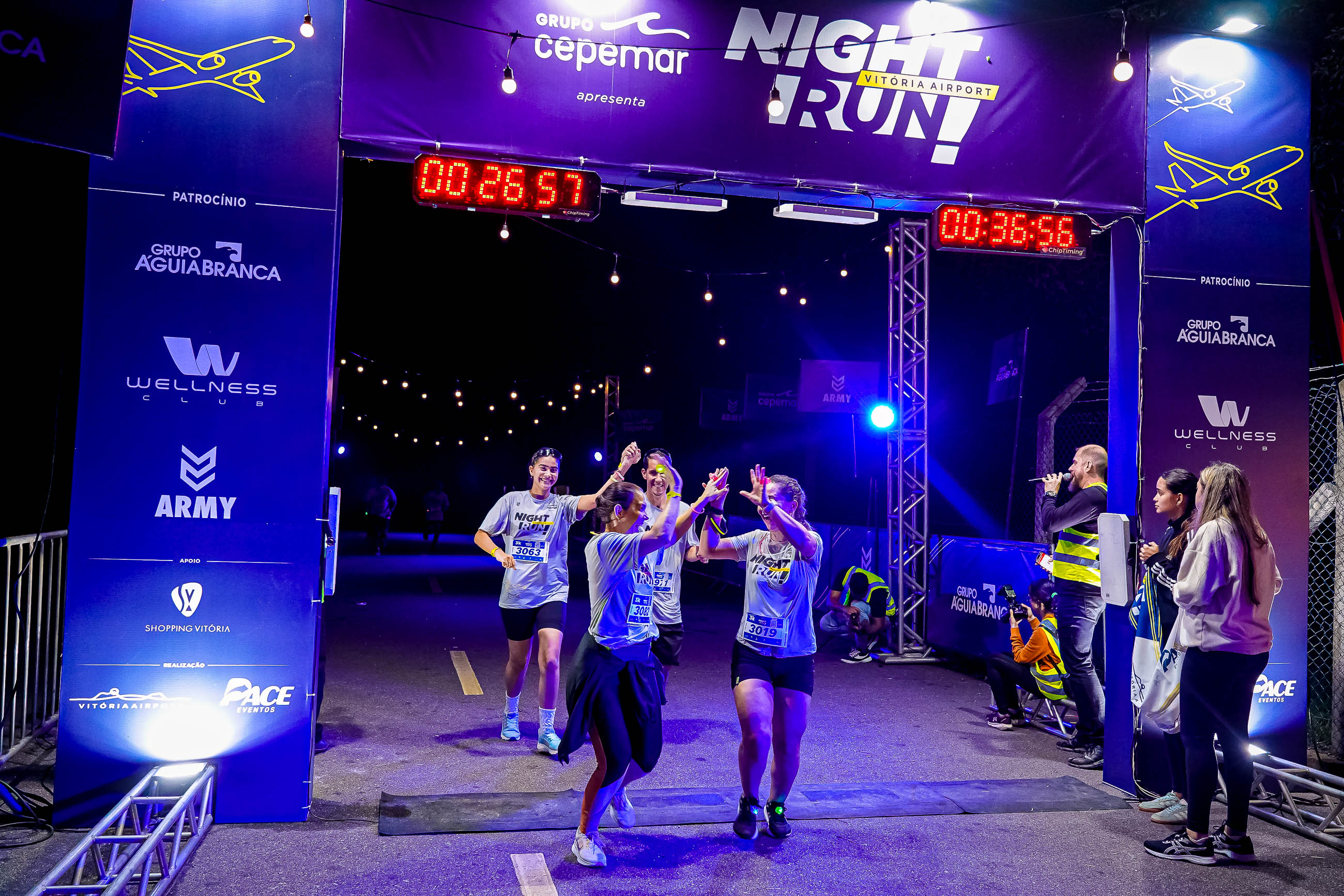 Atletas cruzando a linha de chegada referente à prova Night Run Vitória Airport.