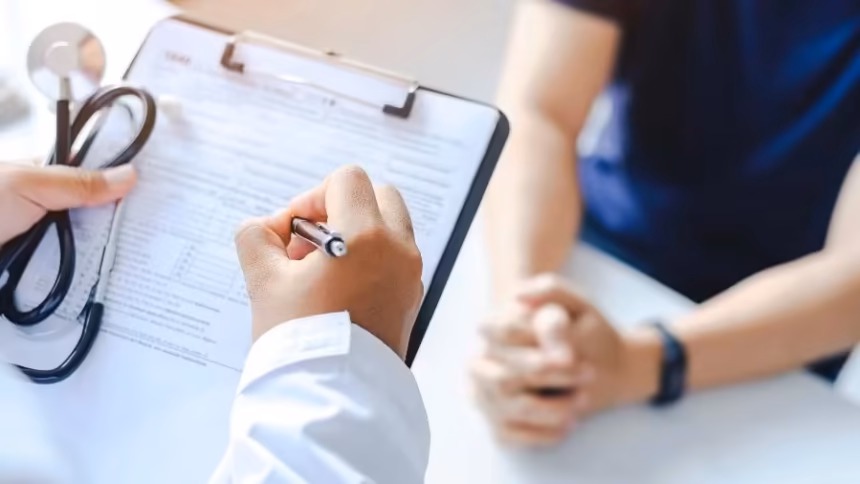 Médico segurando prancheta durante atendimento sobre saúde e regras de consultas.