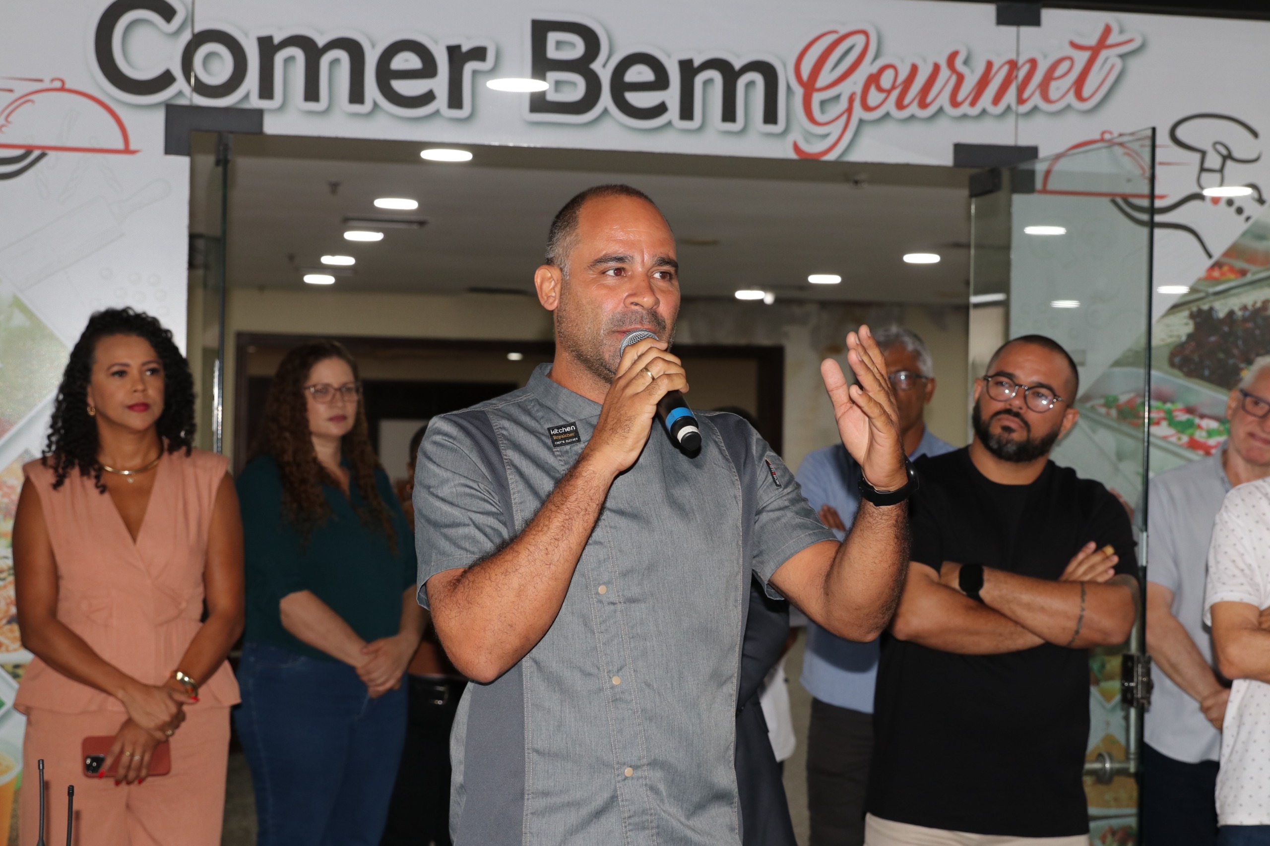 Chef Rogério Barbosa dando boas-vindas no novo restaurante Bendito Café na Assembleia Legislativa.