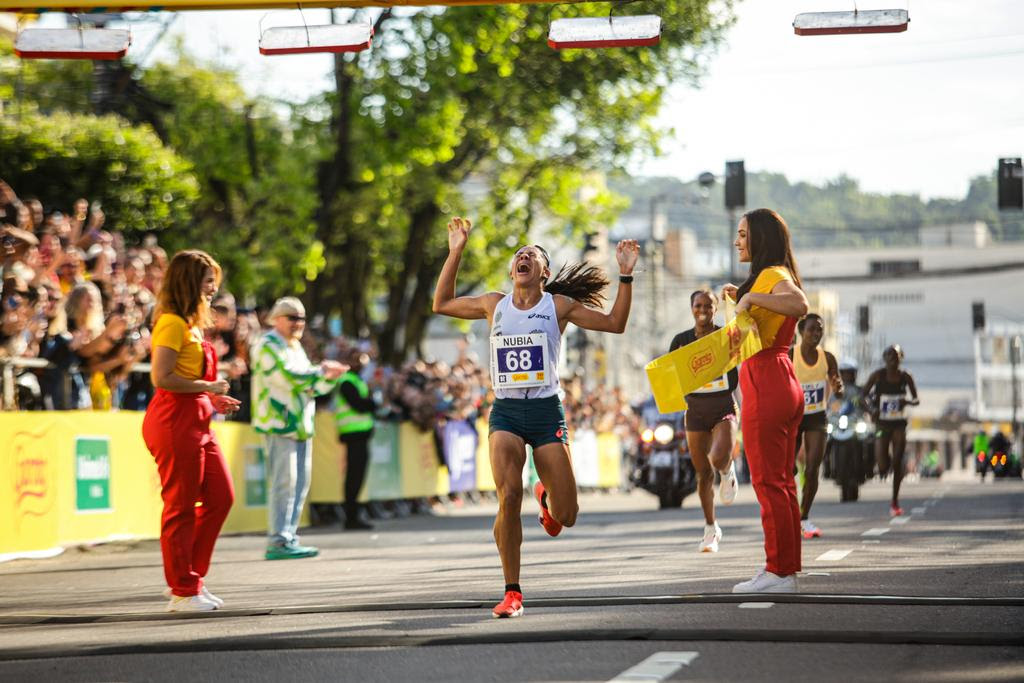 Atleta Núbia Oliveira correndo na reta final da Dez Milhas Garoto.