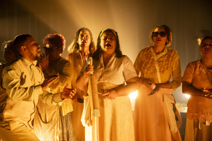 Apresentação da Orquestra Brasileira de Cantores Cegos no palco do Theatro Carlos Gomes.