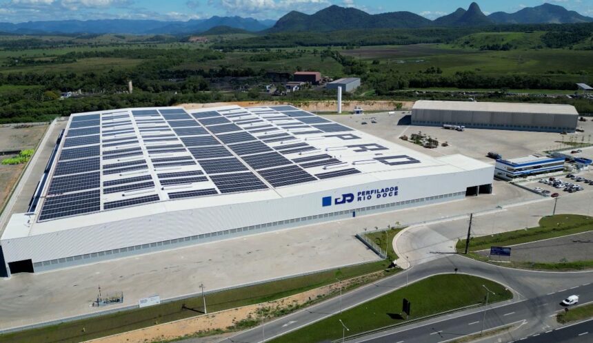 Vista interna da nova fábrica da Perfilados Rio Doce com equipamentos para processamento de aço na Serra.