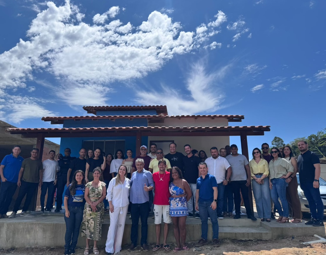 Habitação em Presidente Kennedy com entrega de casas populares pelo prefeito Dorlei e autoridades para moradores.