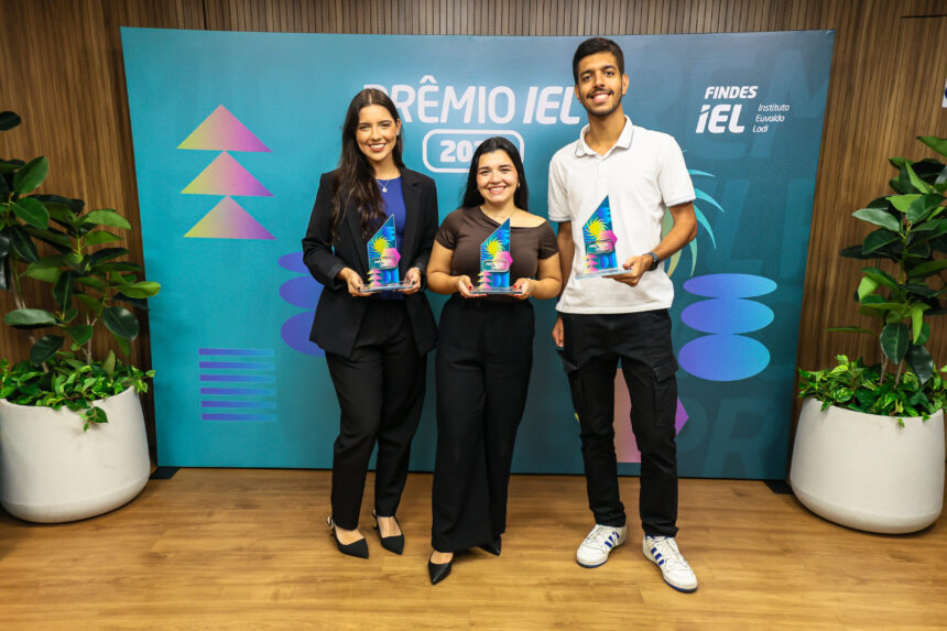 Estagiários e representantes de empresas recebendo troféus na cerimônia do Prêmio IEL de Talentos 2026 em Vitória.