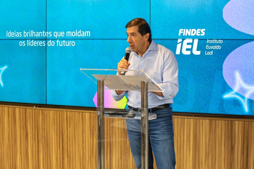 Paulo Baraona discursando na cerimônia do Prêmio IEL no Espírito Santo.