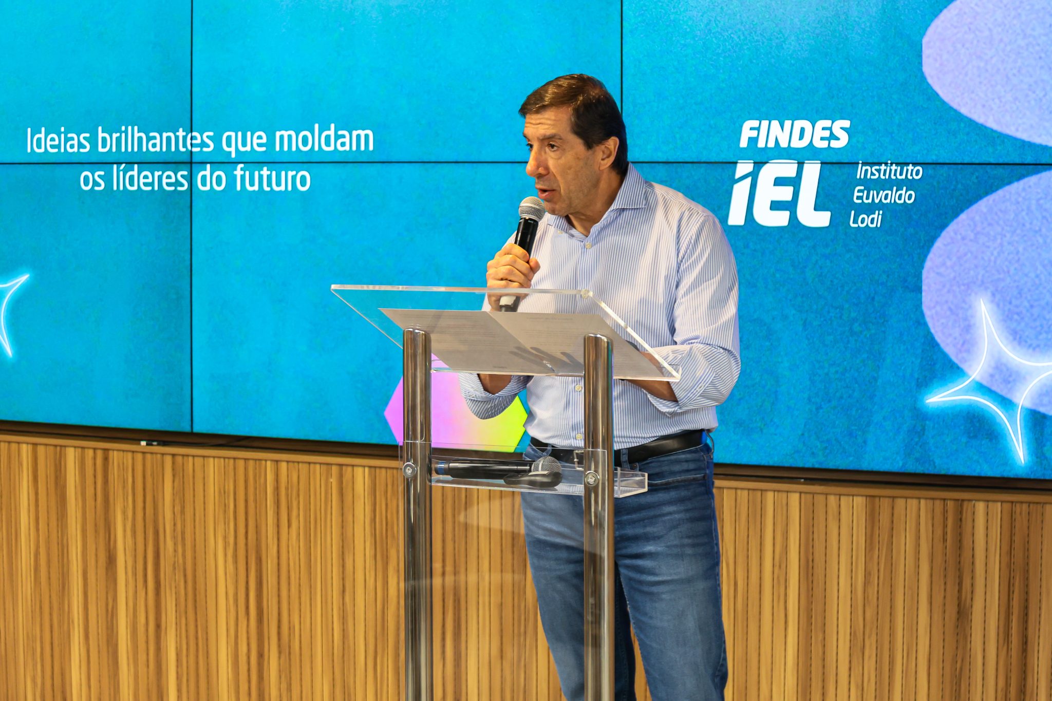 Paulo Baraona discursando na cerimônia do Prêmio IEL no Espírito Santo.