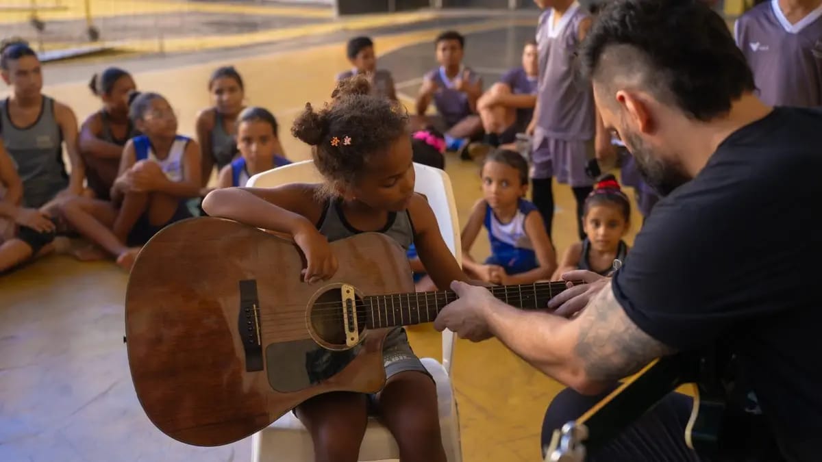 Crianças e jovens em aula prática no projeto musica para todos na Grande Vitória.