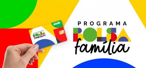 Presidente assina decreto de Reajuste Bolsa Família 2026 ao lado de ministros.