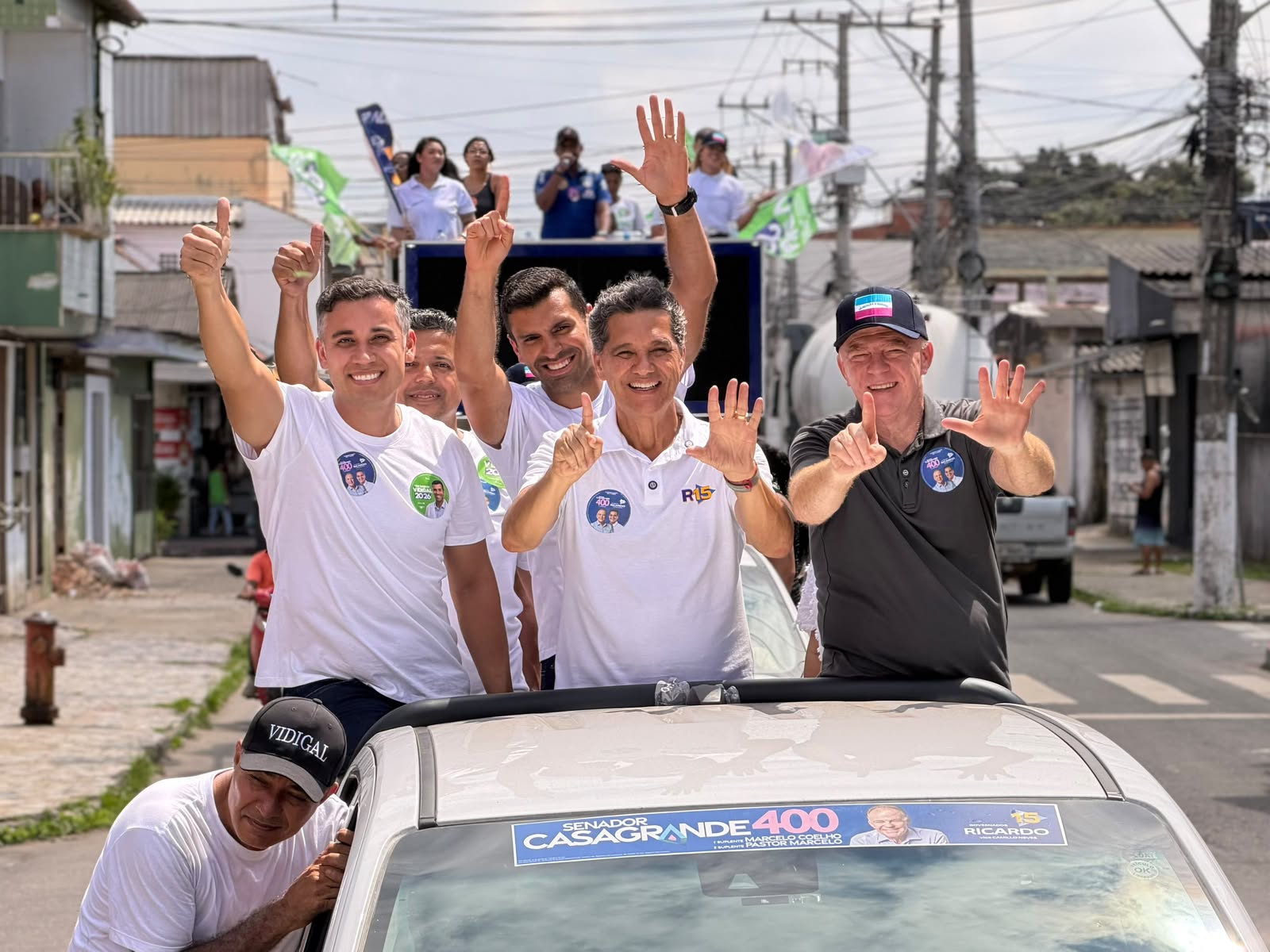 Governador Ricardo Ferraço e comitiva em carreata pelas ruas da Serra abraçando moradores.