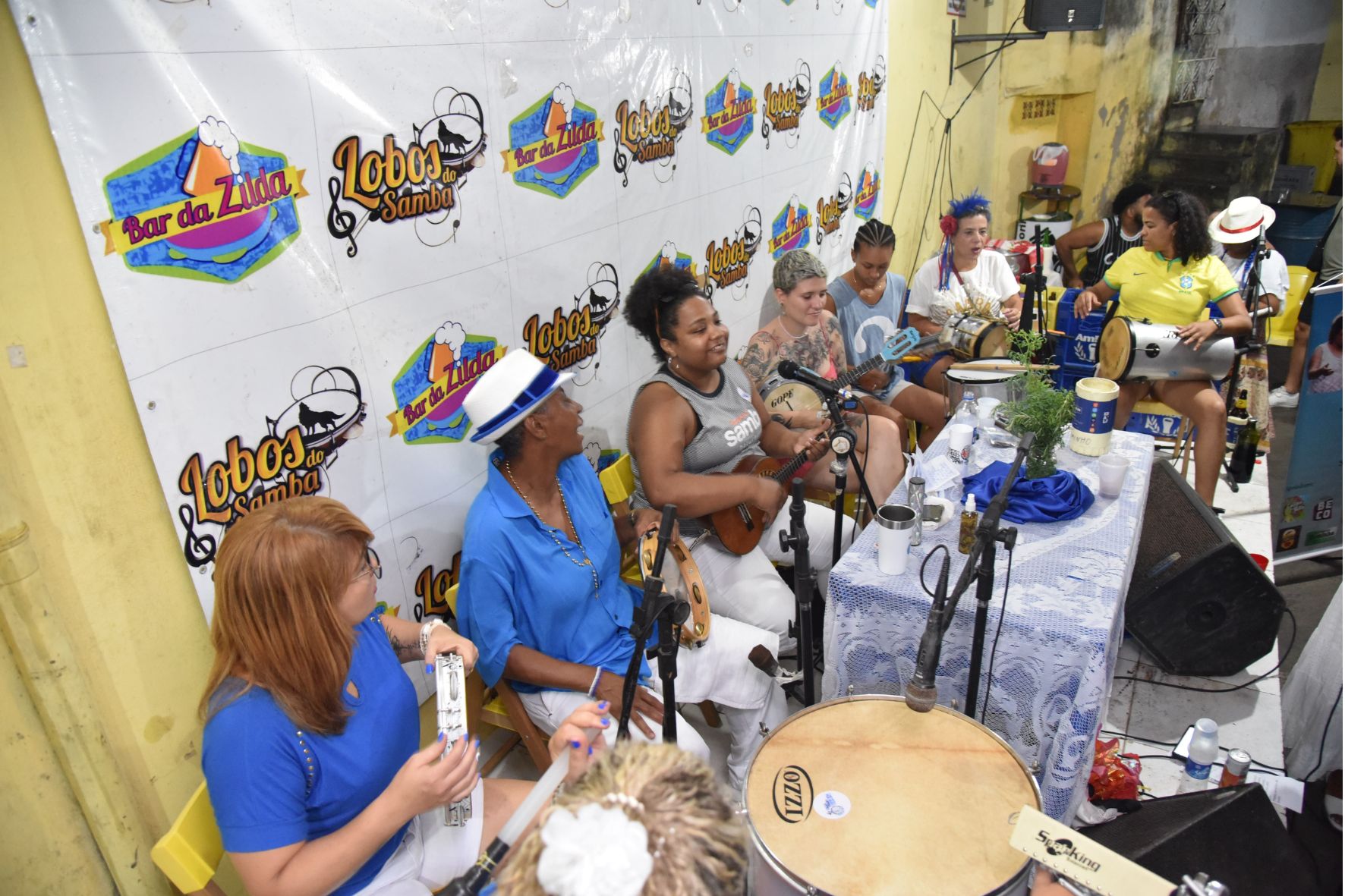 Apresentação com samba e 9º encontro de mulheres no Mercado da Capixaba em Vitória.