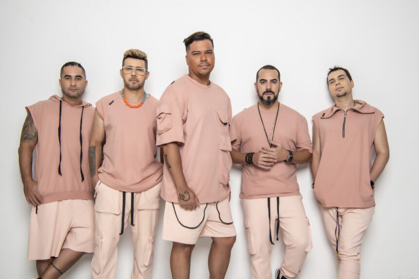 Banda em apresentação do show Sorriso Maroto em Vitória na Praça do Papa.