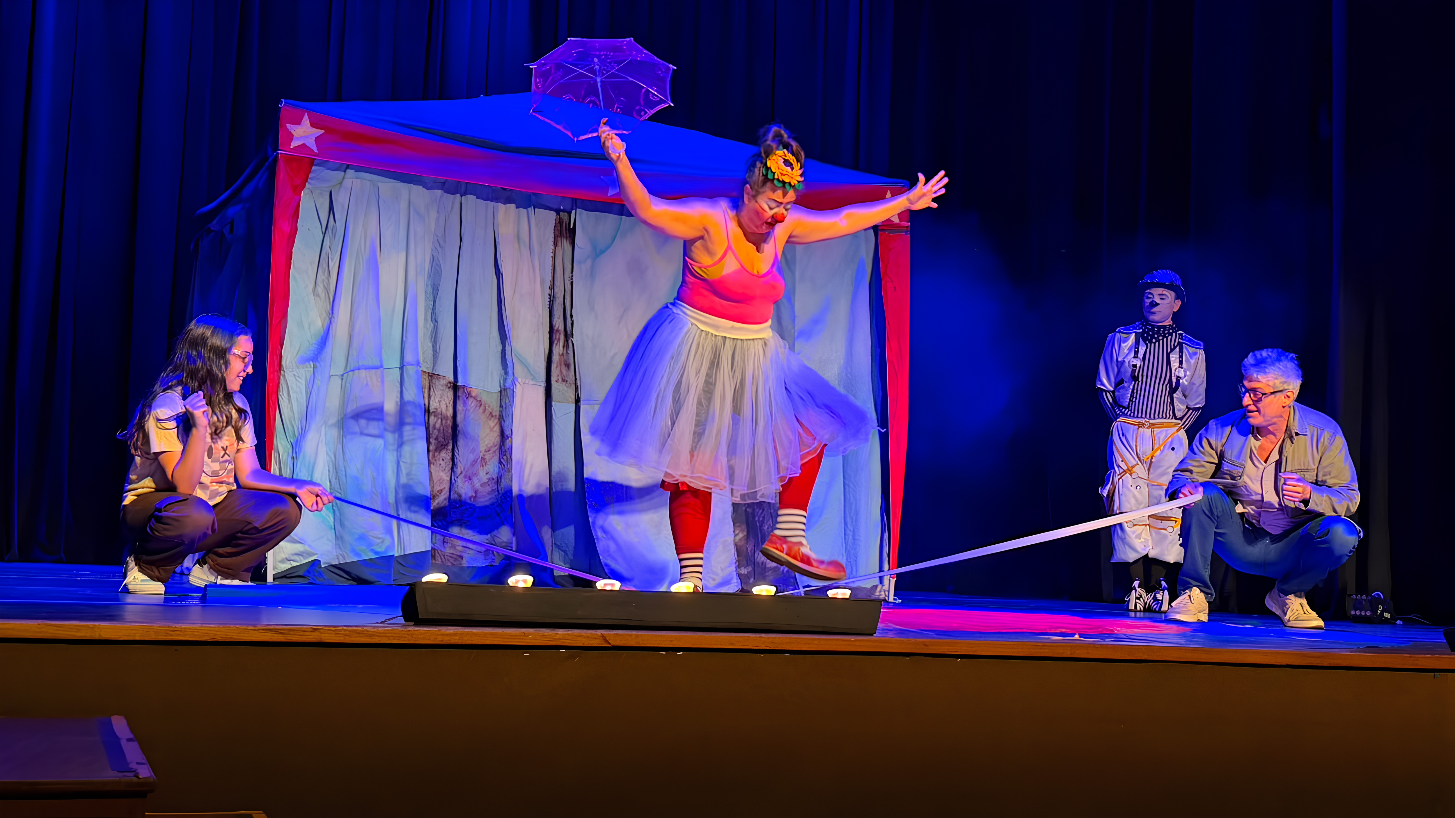 Apresentação artística no palco principal referente ao Theatro Carlos Gomes Programação.