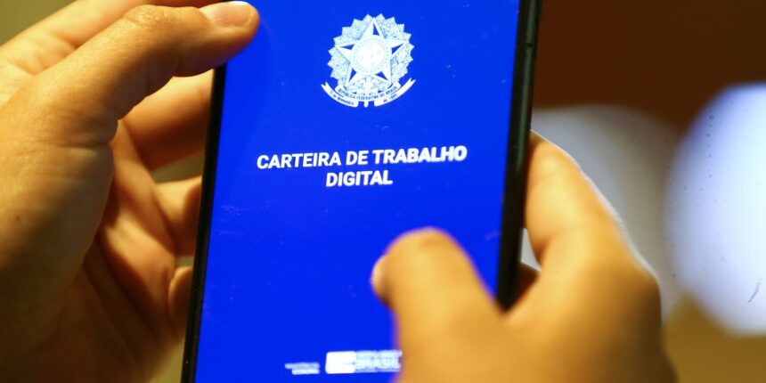 Atendimento a trabalhadores em busca de vagas de emprego na Agência do Trabalhador em Cariacica.