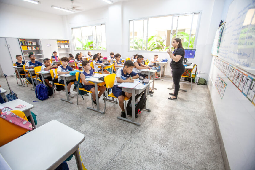 Vagas Sesc ES em destaque com profissionais da educação reunidos em unidade escolar.