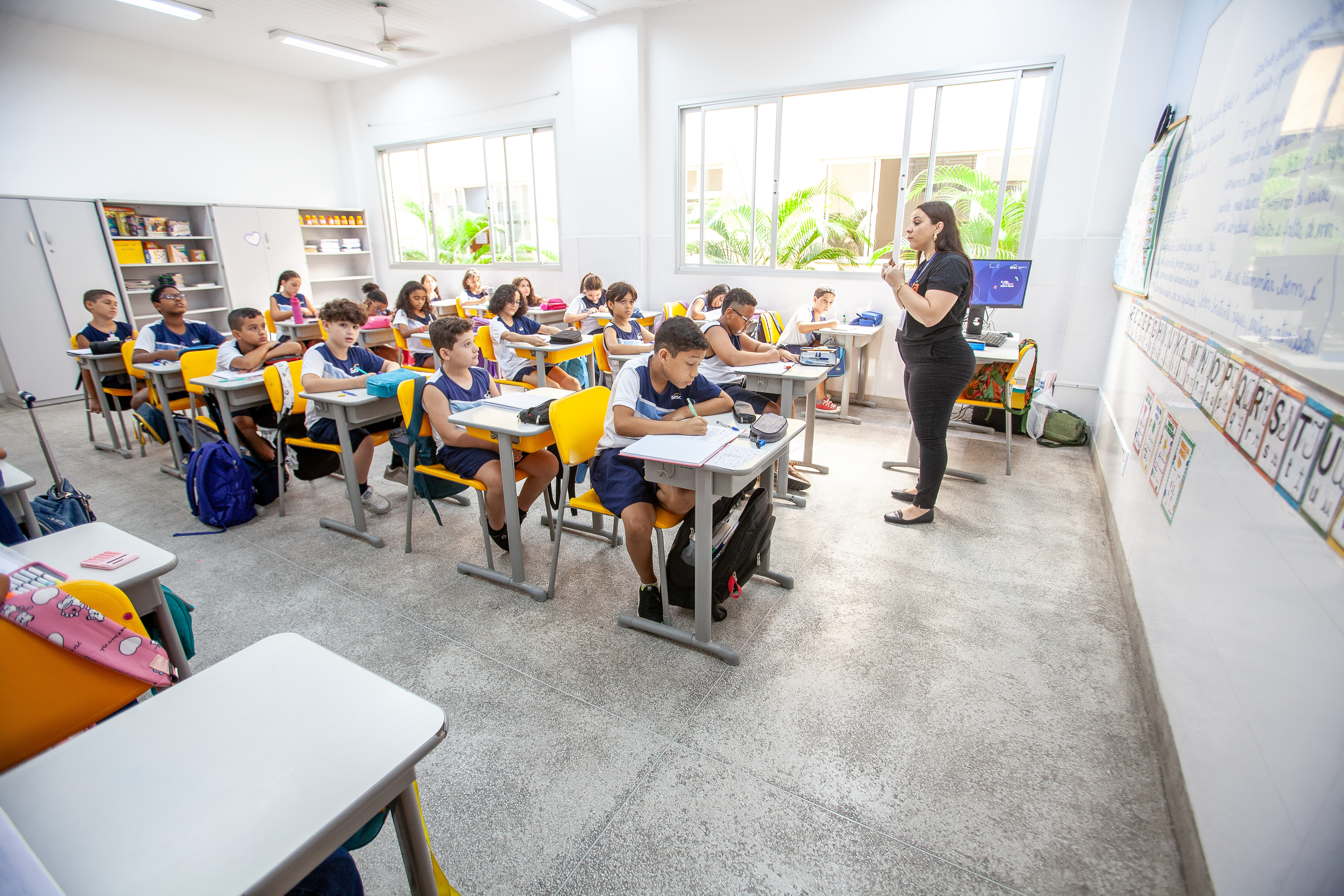Vagas Sesc ES em destaque com profissionais da educação reunidos em unidade escolar.