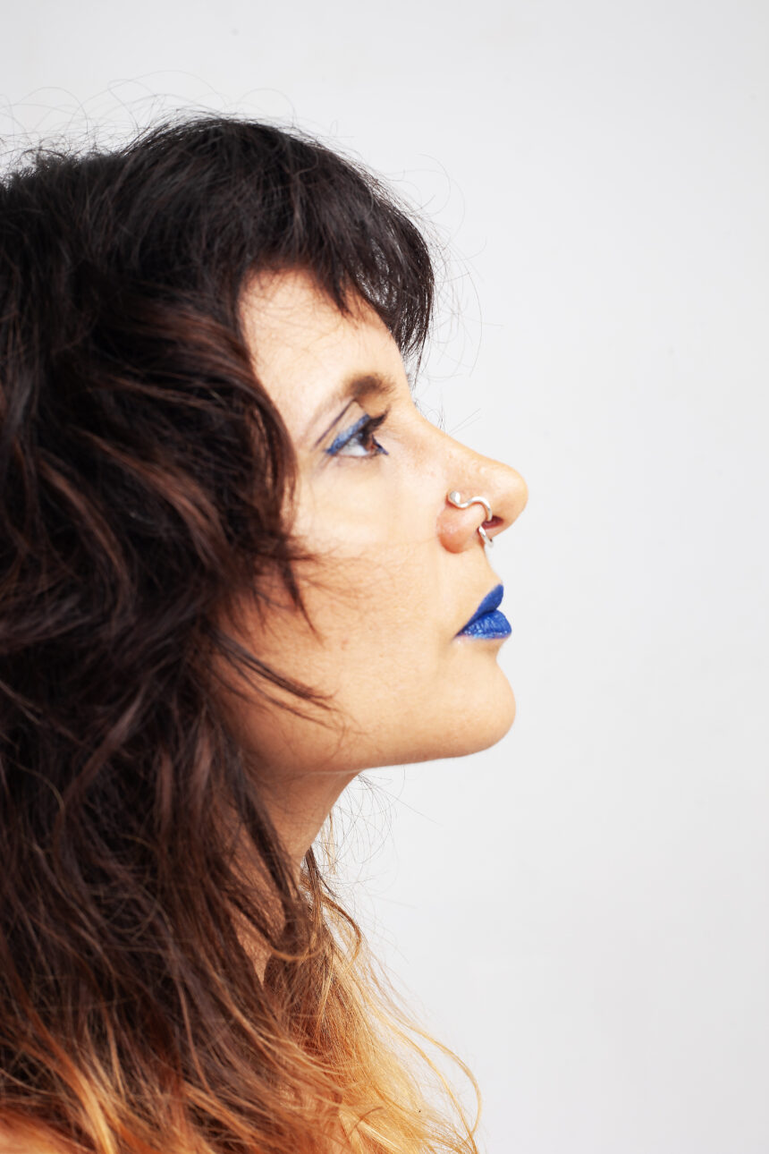 Álbum Mãe_Solo é apresentado pela cantora Taís Lobo no palco em turnê gratuita no Caparaó Capixaba.
